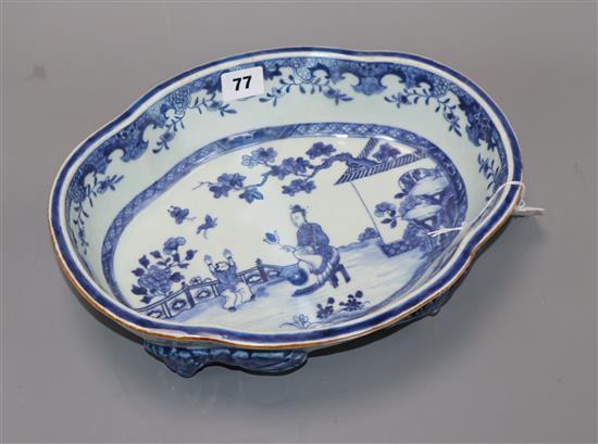 An 18th century Chinese export blue and white bowl L.31cm